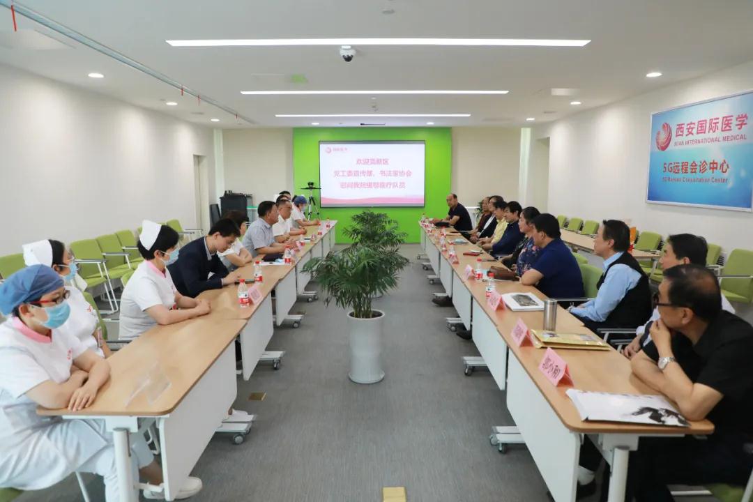 書法送祝福 筆墨贊英雄——西安高新區(qū)黨工委宣傳部、書法家協(xié)會一行致敬最美逆行者