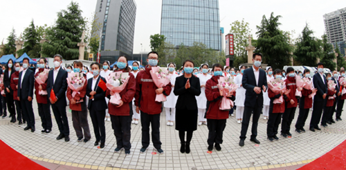 人民日?qǐng)?bào)——今天，讓我們盡情擁抱吧！西安國際醫(yī)學(xué)中心醫(yī)院6名隊(duì)員解除隔離