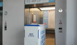 機(jī)器人成精啦！送藥還會坐電梯