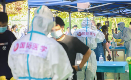 泡白的雙手，濕透的衣服，高溫天氣下的這些“大白”讓人心疼