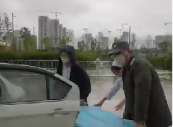 大雨天突遇車禍，從安保到醫(yī)護人員接力營救