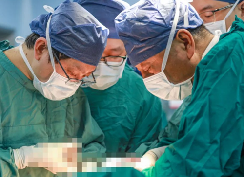 挑戰(zhàn)胸外領(lǐng)域“珠峰”！他為71歲老人摘除胸內(nèi)巨大罕見腫瘤