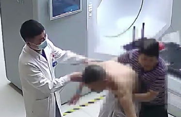驚險！患者險些跌倒，醫(yī)生跳過治療床扶患者