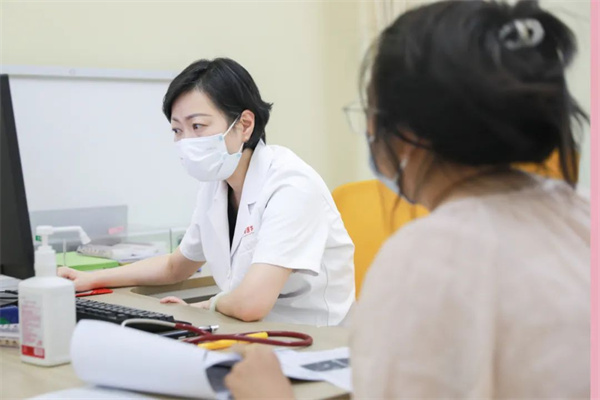 生長發(fā)育、視力矯治、泌尿外科……暑假未到，兒科門診已排起長隊